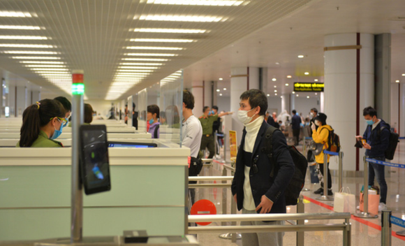 외국인 출국 제한 및 강제 출국, REGULATIONS ON CASES OF SUSPENSION FROM EXIT, COMPELLED EXIT FOREIGNERS IN VIETNAM, tạm hoãn xuất cảnh